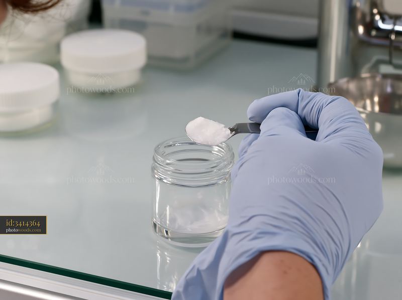Cream dose measured with a cosmetic scoop in laboratory setting