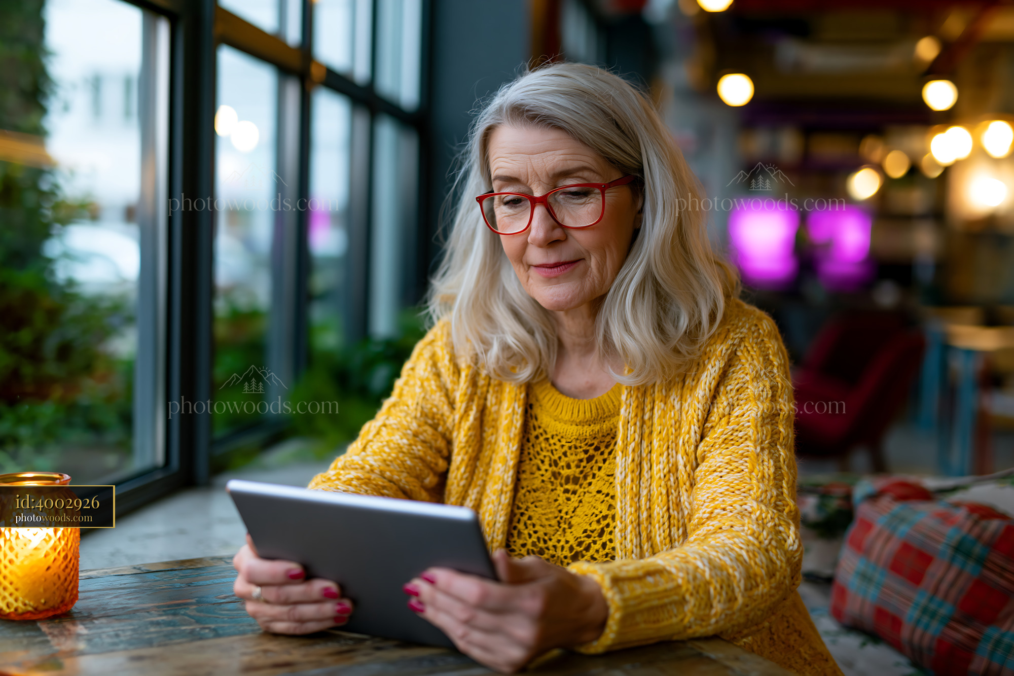 Grandmother Using Tablet in Cozy Caf?
